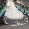 Abiti da sposa di lusso in pizzo con scollo a cuore Abiti da sposa con maniche lunghe in rilievo e paillettes Abiti da sposa in tulle con paillettes Cattedrale di strascico Appliqued abiti da sposa