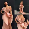 Blush Pink Arabic Mermaid Abiti da sera Coscia alta fessura Perle Una spalla Sexy Prom Abiti da festa Ruffles a strati Vestidos de gala