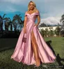 New Pink Off The Shoulder Prom Dresses Sexy Side Split A Line Sweep Train Raso elastico Abiti da sera per occasioni formali Custom Made