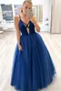 Seksowne Royal Blue Prom Dresses Zanurzanie V Neck Satin Tulle Piętro Długość Linia Spaghetti Paski Formalne Evevening Graduation Party Suknia