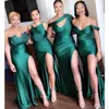 Smaragdgrün, schulterfrei, Satin, Meerjungfrau, lange Brautjungfernkleider, afrikanische geraffte, geteilte Hochzeitsgast-Trauzeuginnenkleider BM0199
