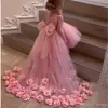 Bella Tulle Rosa Flower Girl Abiti per Matrimoni Collo Alto Maniche Sweep Treno 3D Applique Floreale Comunione Abito Ragazze Spettacolo 265y