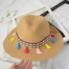 القبعة العرقية متعددة الألوان قبعة قش واسعة مع شرابات ملونة لقبعات الشاطئ الصيفية سيدة في الهواء الطلق بنما كاب شي