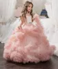 Neue günstige rosa Ballkleid-Blumenmädchenkleider mit Juwelenausschnitt, Illusion, Tüll, Schärpen, abgestufte Rüschen, bodenlang, Geburtstagskind-Festzug-Kleider für Mädchen