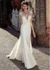 2022 Modest Soft Satin Scoop Mermaid Bröllopsklänningar med Lace Appliques Sheer Bridal Dress Illusion Back Robe de Marie