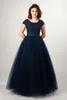 Lila Lace Tulle A-Line Long Modest Prom Klänningar med Cap Sleeves Beaded Jewel Neck Golvlängd Teens Modest Party Gowns