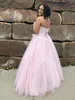 Vackra pärlor söta 16 rosa quinceanera klänningar pärlor paljetter sweetheart tulle pärlor ärmlös tjej prom party klänning långa formella klänningar