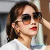 Venta al por mayor Gafas de sol de diseñador de moda para mujer, montura cuadrada de estilo retro con lentejuelas de cristal, gafas de protección anti-UV400, vienen con paquete