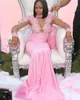 Arabisch billig rosa lange Ärmel Meerjungfrau Prom Kleider Hochhals Illusion Spitzen Applikationen Kristallperlen formelle Abendkleider tragen Partykleid