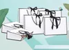 تصميم 100pcs التي الإبداعية أسود الحدود الأبيض كرافت كيس ورقي مع مقبض حفل زفاف لصالح BOWKNOT شعار ورقة هدية حقيبة مخصص