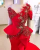 Grande taille rouge sirène soirée Pageant robes 2020 nouveau luxe dentelle plume volants Peplum africain arabe Occasion robe de bal