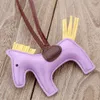 Hoge kwaliteit gepersonaliseerde custom tag ontwerper sleutelhanger tas accessoires merk pony hanger decoratie pu leer kleine voorwerpen