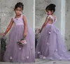 2020 Ny ankomst Lavendel Flower Girl Dresses for Weddings Squsre Neck Tulle 3D Blommor Baklösa tjejer Pagant Klänning Kids Communion Gowns