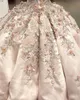 Rosa Lace Sheer Neck Quinceanera Prom Klänningar Sexig Handgjorda Blommor Satin Evening Party Sweet 16 Dress Zj179