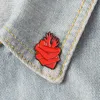 Broches en émail en forme de cœur, Badges, broches de câlin assoiffé de sang, bras rouge foncé, épingle à revers, col de chemise en Denim, Punk, bijoux à la mode, cadeau