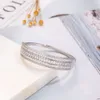 Pulseira de luxo com padrão oco, configuração de canal 5A CZ, banhada a ouro branco, pulseira de noivado para mulheres, acessórios de presente de casamento
