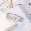 Luxury Hollow Mönster Armbandskanalinställning 5A CZ Vittguldpläterat engagemang Bangle för kvinnor Bröllop Presenttillbehör244z