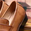 Män mode tofsels bröllopskor män slip-on mens loafers läder zapatos de cuero hombrre stor storlek 37-48