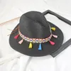 القبعة العرقية متعددة الألوان قبعة قش واسعة مع شرابات ملونة لقبعات الشاطئ الصيفية سيدة في الهواء الطلق بنما كاب شي