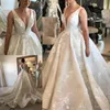 Modern Vit Elfenben En Linje Bröllopsklänningar Sexig Deep V Neck Backless Lace Blommor Appliques Monterade Ruched Long Train Bridal Gowns Plus Storlek