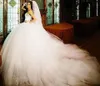 Ny ankomst Classic Fashion Ball Gown Bröllopsklänning med Rhinestone Bodice Bridal Gown Puffy Kjol Tulle Kjol