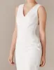 Vネッククレープシースショートウェディングドレス2020フィットノースリーブキーホールバック花嫁の非公式の膝屋外ウェディングガウンレセプションドレス