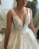 Modern Vit Elfenben En Linje Bröllopsklänningar Sexig Deep V Neck Backless Lace Blommor Appliques Monterade Ruched Long Train Bridal Gowns Plus Storlek