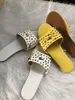 Heißer Verkauf-Frauen Nieten Hausschuhe Hausschuhe rutschfeste Leder Casual Spikes Schuhe Flip Flop 36-42