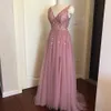 Kvinnor beading prom klänningar v nacke rosa hög split tulle sweep tåg ärmlös kväll klänning a-line spets upp backless vestido de