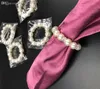 300 Pcs/Lot perles blanches ronds de serviette boucle de serviette de mariage pour réception de mariage décorations de Table de fête fournitures I121