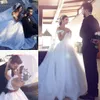 Neueste Ballkleid-Hochzeitskleider, A-Linie, schulterfrei, Blumenapplikationen, Tüll, Organza, rückenfrei, Kapelle, arabische Brautkleider, Dubai