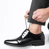 Gorąca Sprzedaż Jakości Patent Skórzane Buty Zapatos De Hombre Patchwork Czarny Krótki Pluszowy Skórzany Miękki Mężczyzna Dress Buty Lace Up Winda Buty