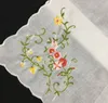 スカラロップエッジカラー刺繍花hanky 12x12インチの12ファッションの結婚式のブラケのハンカチの白い綿のhankiesのセット