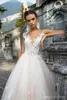 Modest A Line Abiti da sposa Applique in pizzo Sheer Scoop Neck Sweep Train Maniche ad aletta Abiti da sposa da sposa su misura