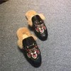 Venta caliente-Zapatillas de piel para mujer Mulas Pisos Zapatos de mula de gamuza Diseñador Moda Mocasines de cuero genuino Zapatos con cadena de metal
