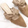 Симпатичные лук осень китайский корейский дизайнерские слайды женщины 2018 черный коренастые мулы замшевые сандалии заостренные носки женские туфли тапочки