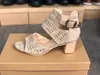 Женщина дизайнер высоких каблуках сандалии Грубый пятки Кожа Роскошные дизайнерские Suede Shoes бляшкой Стороны Occupation сексуальные сандалии с коробкой