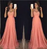 2023 Abiti da damigella d'onore Plus Size Coral Pink A Line Impero Chiffon Gioiello Collo Applicazioni in pizzo Perline Lunghezza pavimento Damigella d'onore Abiti da festa da sposa