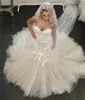Underbara sjöjungfru spets bröllopsklänningar 3d blommor applicerad älskling pärlståg tåg brudklänningar plus storlek vestidos de novia