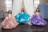 Yeni Ucuz Pembe Balo Çiçek Kız Elbise Jewel Boyun Illusion Tül Sashes Katmanlı Fırfır Kat Uzunluk Doğum Günü Çocuk Kız Pageant Abiye