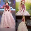 Ny Ball Gown Girls Pageant Klänningar För Bröllop Burgundy Lace Appliques Långärmad Golvlängd Födelsedag Barn Blommiga Tjejer Klänningar