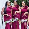 플러스 사이즈 아프리카 인어 신부 들러리 드레스 긴 2021 어깨 하나 꽃 새틴 메이드 명예의 드레스 섹시한 분할 웨딩 게스트 드레스 AL6369