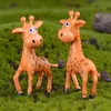 2 stks / partij Kunstmatige Mini Sika Deer Giraffe Fairy Garden Miniatures Gnomes Moss Terraria Resin Crafts Figurines Woondecoratie