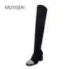 Heißer Verkauf-Overknee-hohe Stiefel mit elastischem Flock-Blockabsatz für Damen, schwarze quadratische Zehenpartie mit Strass, Mädchen QU01 MUYISEXI