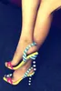 Gemischte Farbe Perlen Ferse Sandalen Frauen Candy Farbe Schuhe Peep Toe Seltsame High Heels Brief Dekor Patent Leder Alias 2019