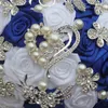 Bouquet de mariage de fleurs artificielles de roses blanches bleues royales tenant des fleurs avec broche en diamant et perles en cristal, Bouquets de mariée W125-3238g