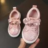 2022 Primavera Novo Bebê Primeiro Walkers Moda Bow Lantejoulas Girls Sapatos Europeus e American Windtoddler AntiLip AntiLip Sole Sole Infants Shoe Flats 3 Cores