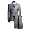 Dubbel breasted Side Vent Light Grey Groom Tuxedos Peak Lapel Groomsmen Mäns Bröllop Tuxedos Prom passar två stycken (jacka + byxor)