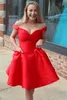 Röd homecoming klänning kort med fickor utanför axel prom klänningar v nacke backless examen party kappor för tjejer