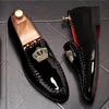 unico abito firmato Gran Bretagna Scarpe affascinanti ricami glitter corona gentiluomo Black Evening Party Mocassini fatti a mano da uomo Matrimonio uomini d'affari Fumatori